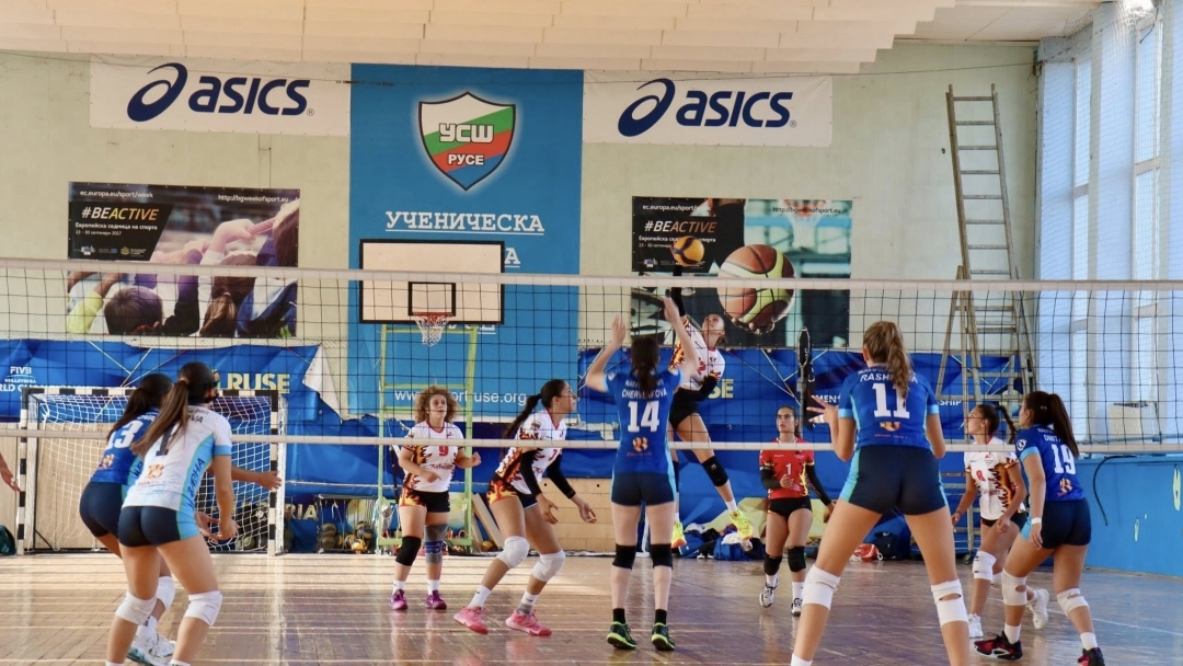 Зала „Ялта“ в Русе бе арена на двудневната волейболна надпревара „За купата на кмета“