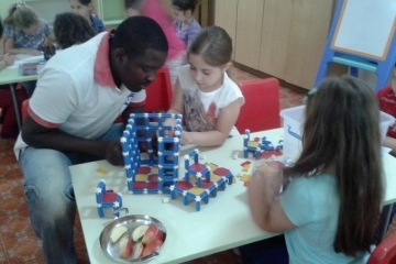 Чуждестранни стажанти преподават в детски градини