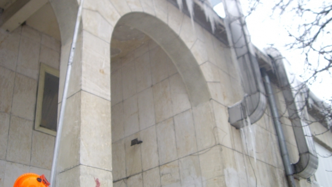 Община Русе започна разчистването на ледени висулки от общински и обществени сгради