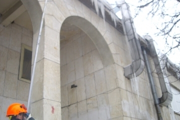 Община Русе започна разчистването на ледени висулки от общински и обществени сгради