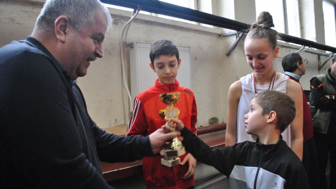 Деца от всички русенски училища мериха сили в традиционен общински турнир по лека атлетика