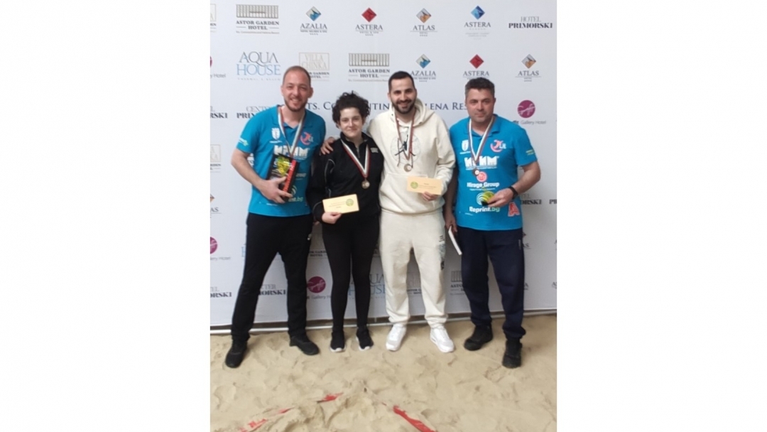 Русенци се върнаха с медали по плажен тенис от Варна