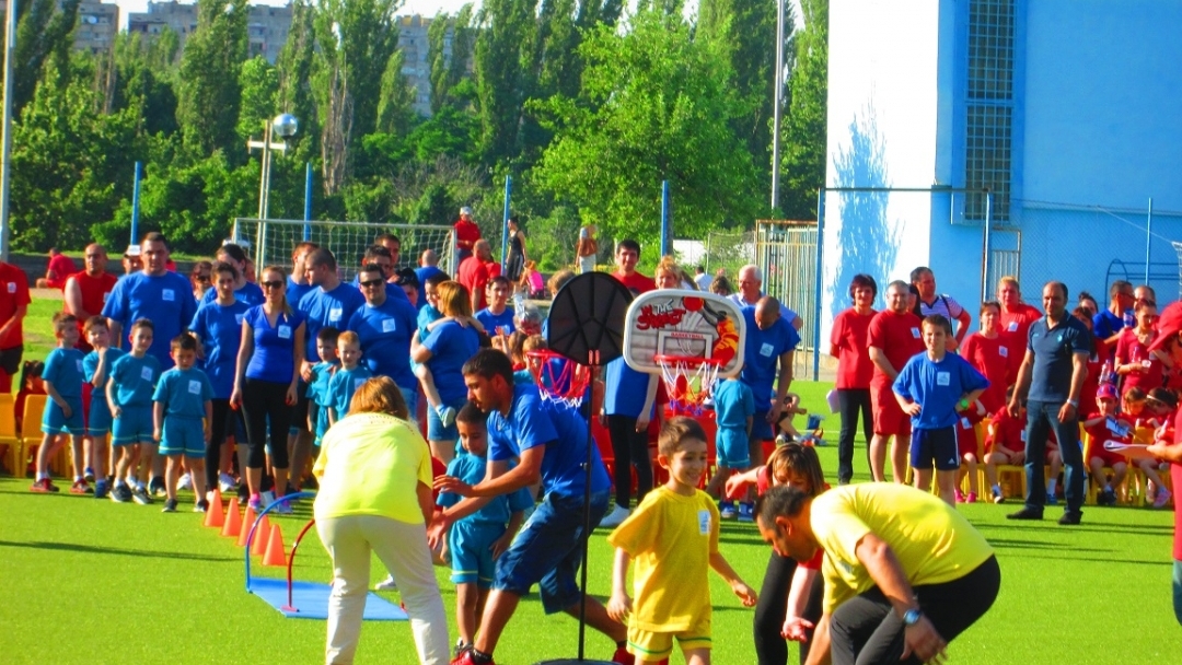 Румънски и български деца в спортна надпревара