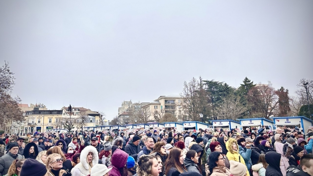 Стотици русенци пяха заедно с Братя Аргирови по време на концерта „Не на насилието, да на доброто!“ 