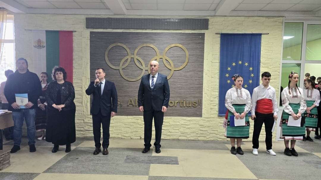 Кметът Пенчо Милков награди отличници от Спортното училище на патронния им празник