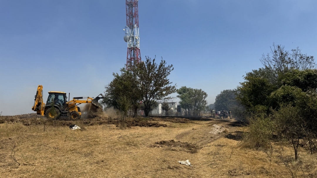 Критичната ситуация с пожара в с. Николово е овладяна, продължава гасенето в отделни участъци