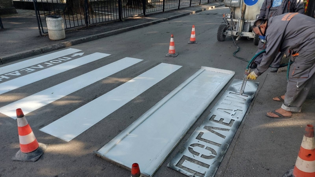 Пешеходната маркировка пред СУ "Възраждане" е подновена като част от кампанията "Убий скоростта, спаси дете" 