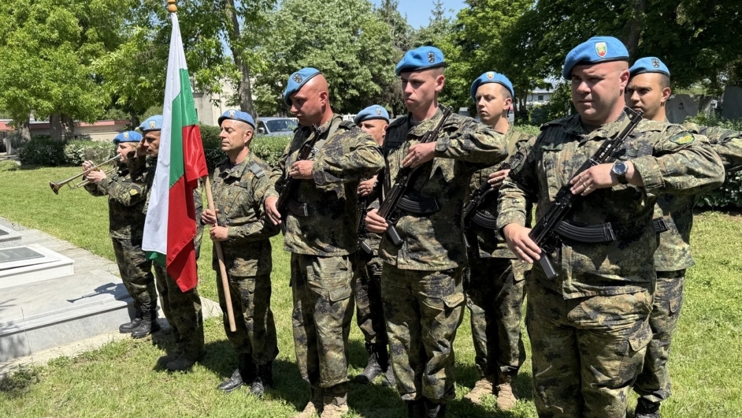 Пет военни залпа отбелязаха 20-годишнината от гибелта на офицерски кандидат Валентин Донев в Ирак