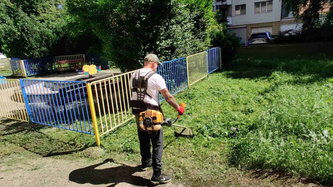 Косенето на тревните площи продължава и през тази седмица