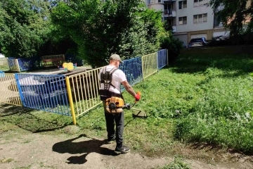 Косенето на тревните площи продължава и през тази седмица