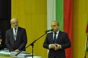 Кметът Пламен Стоилов подари „Паспорт Русе“ на абитуриенти от Математическата гимназия