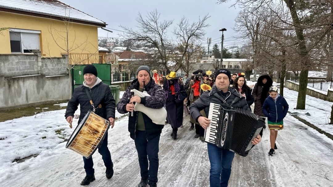 Басарбово почете Бабинден с ритуали, фолклор и признателност към родилната помощ