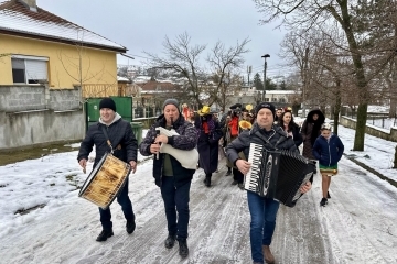 Басарбово почете Бабинден с ритуали, фолклор и признателност към родилната помощ