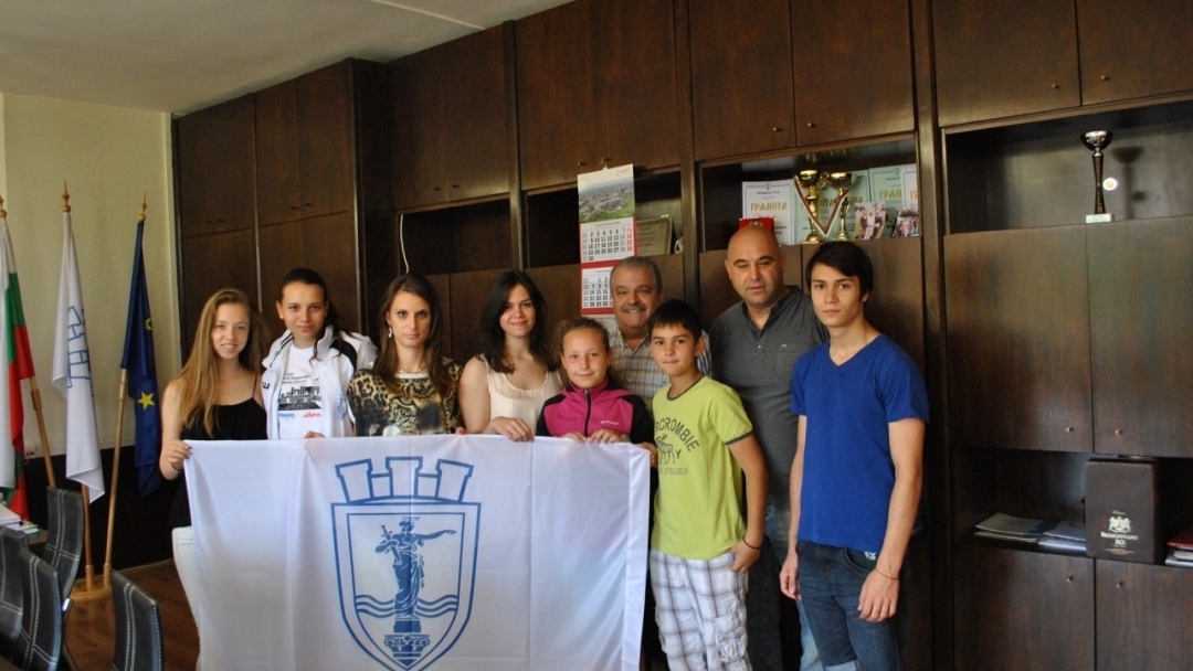 Знаме с герба на Община Русе получи Клуб по фехтовка "Русе"