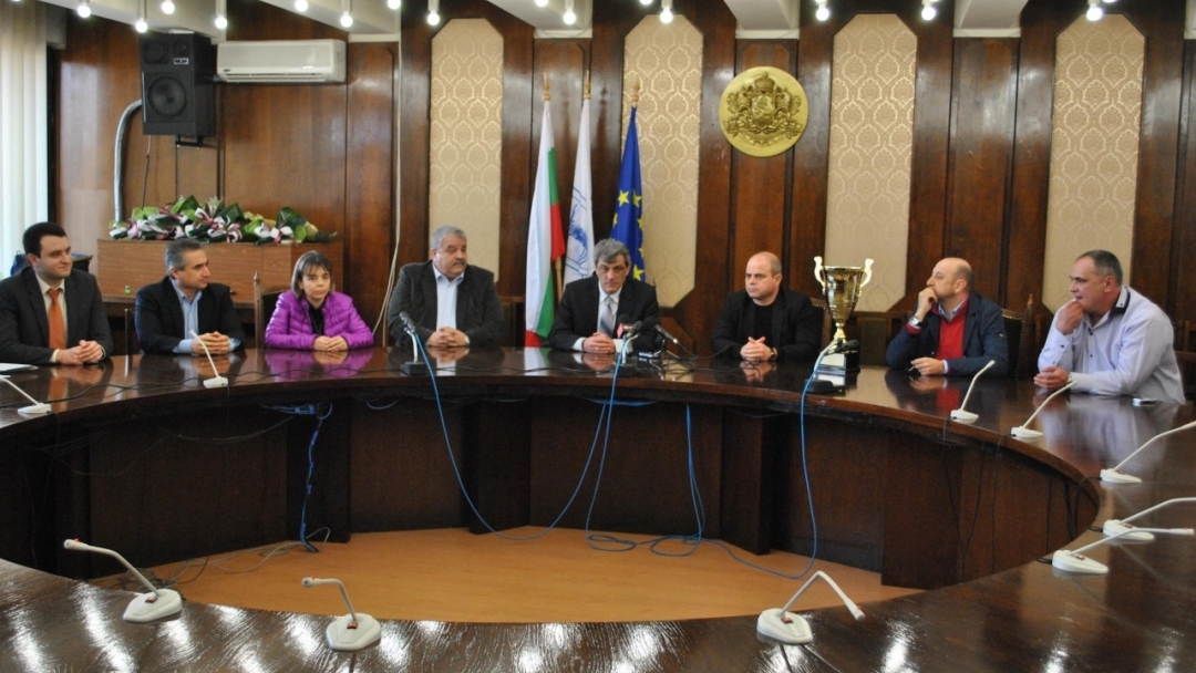 Кметският екип на Община Русе поздрави женския баскетболен отбор „Дунав 8806“ за четвъртата поред Купа България