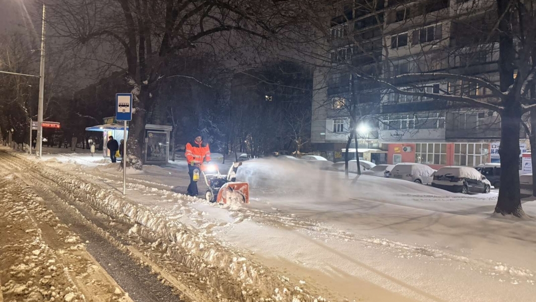 Продължава работата на снегопочистващите фирми след интензивните снеговалежи