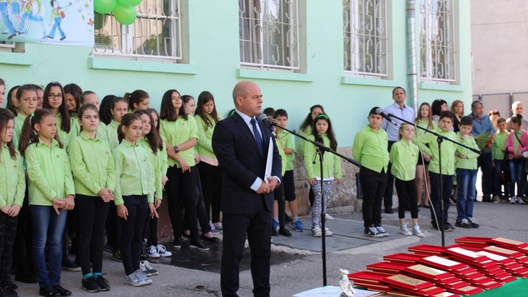 Празнично шествие в Русе събра стотици на Деня на славянската писменост