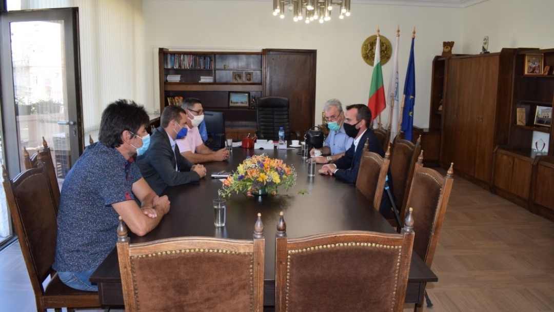 Кметовете на Русе и Тутракан инициираха среща с почетния консул на Република България в Плоещ