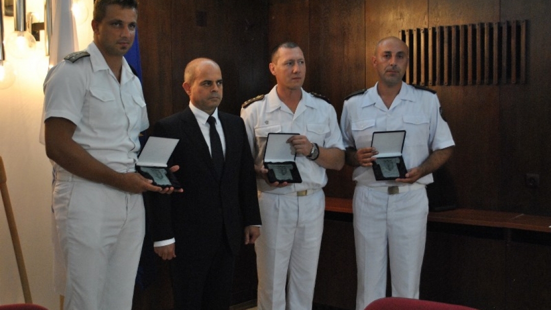 Кметът Пламен Стоилов награди трима военнослужещи по повод 135-та годишнина от създаването на военноморските сили