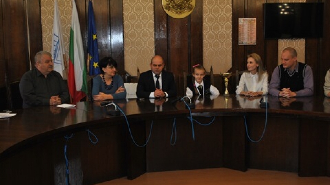 Знаме на Община Русе за 8-годишната шахматистка Диляна Иванова