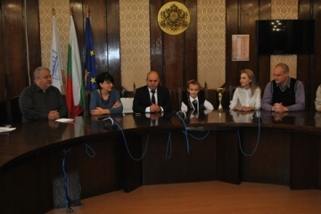 Знаме на Община Русе за 8-годишната шахматистка Диляна Иванова