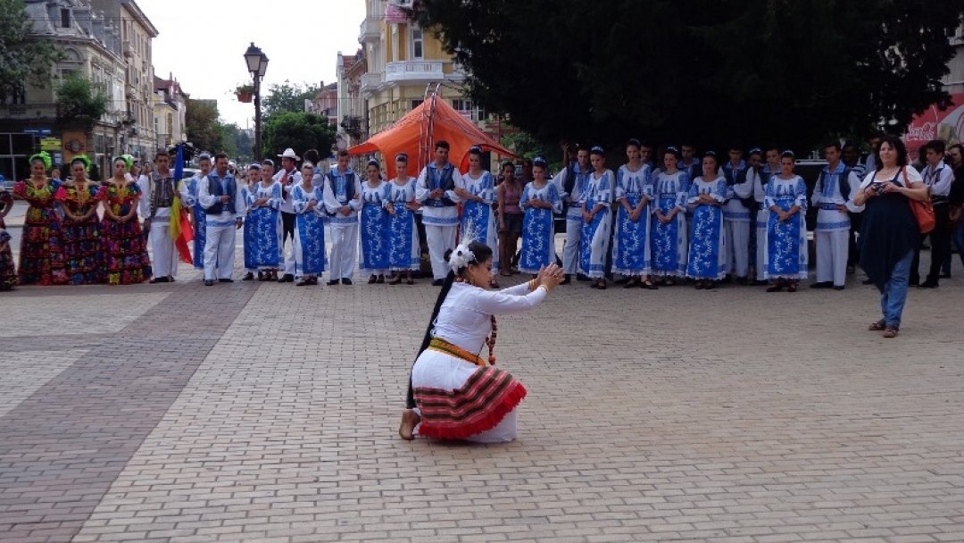 Концерт в центъра на Русе показа танцовото изкуство на три държави 