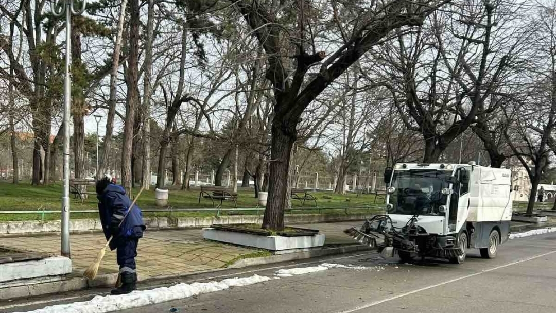 Общинските екипи извършват планирани дейности по поддържане на уличната мрежа и градската среда в Русе