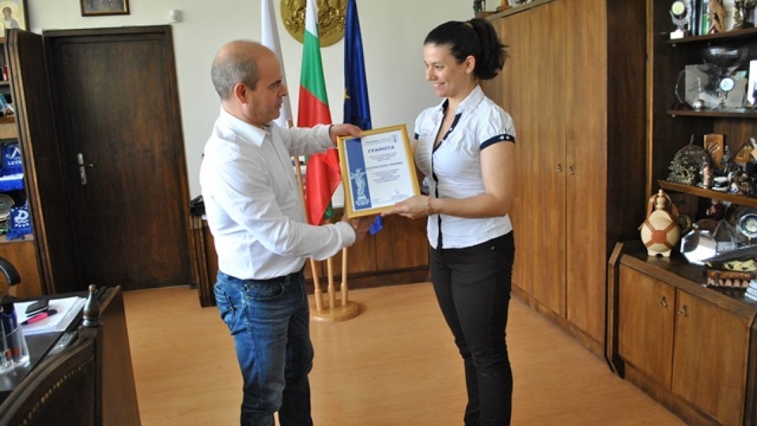 Кметът Пламен Стоилов връчи сертификати на стажанти в Община Русе