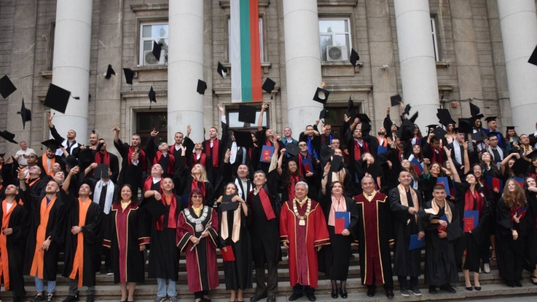 Mayor Pencho Milkov congratulates the Class of 2025 of the University of Ruse