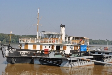 Кметът Пламен Стоилов и зам.-кметът Страхил Карапчански се качиха на кораба „Радецки“