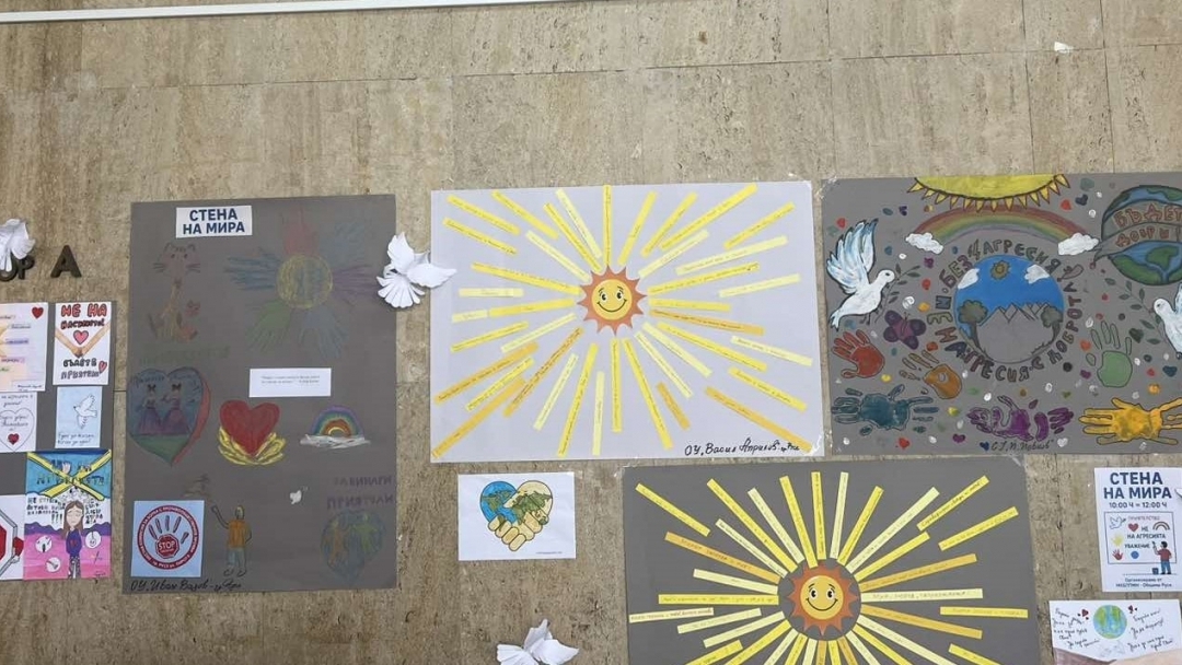 Ученици от Русе се обединиха срещу агресията в инициативата „Стена на мира“