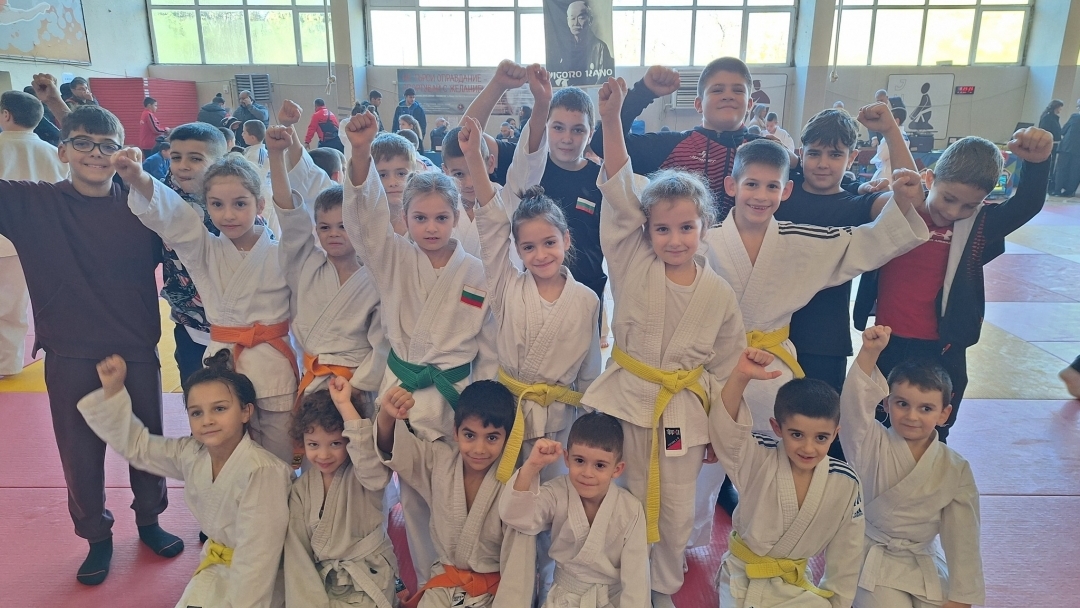 Силно представяне на „Локомотив“-Русе с 18 медала от международен турнир в София