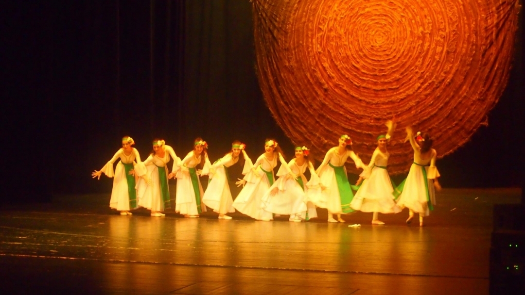 Грандиозен годишен концерт поднесоха танцьорите от Фолклорна танцова студия „Зора”