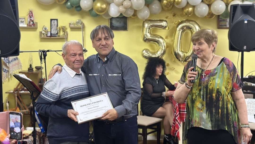 Пенчо Милков поздрави Пенсионерски клуб "Надежда" в Николово за юбилея му