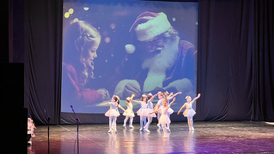 Традиционният коледен концерт на Общинския младежки дом в Русе зарадва стотици русенци