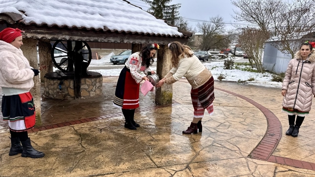 Басарбово почете Бабинден с ритуали, фолклор и признателност към родилната помощ