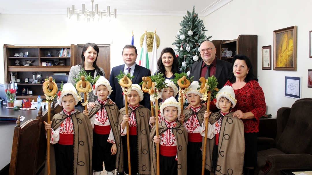 Коледарски песни огласиха днес сградата на Община Русе