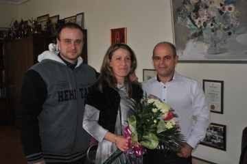 Кметът Пламен Стоилов ориса първото бебе на 2016-а