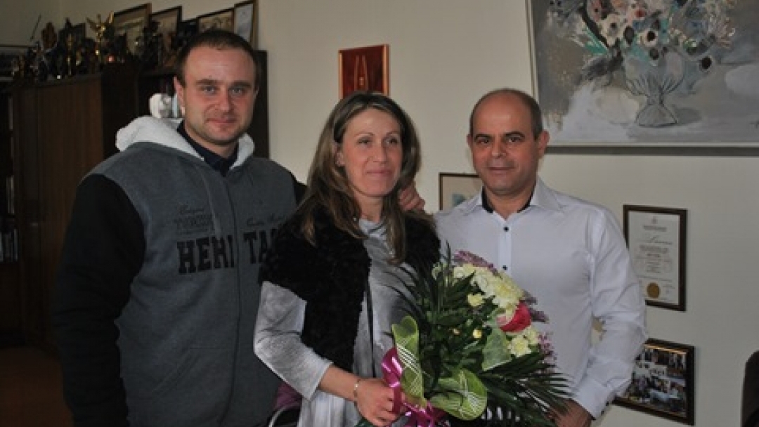 Кметът Пламен Стоилов ориса първото бебе на 2016-а