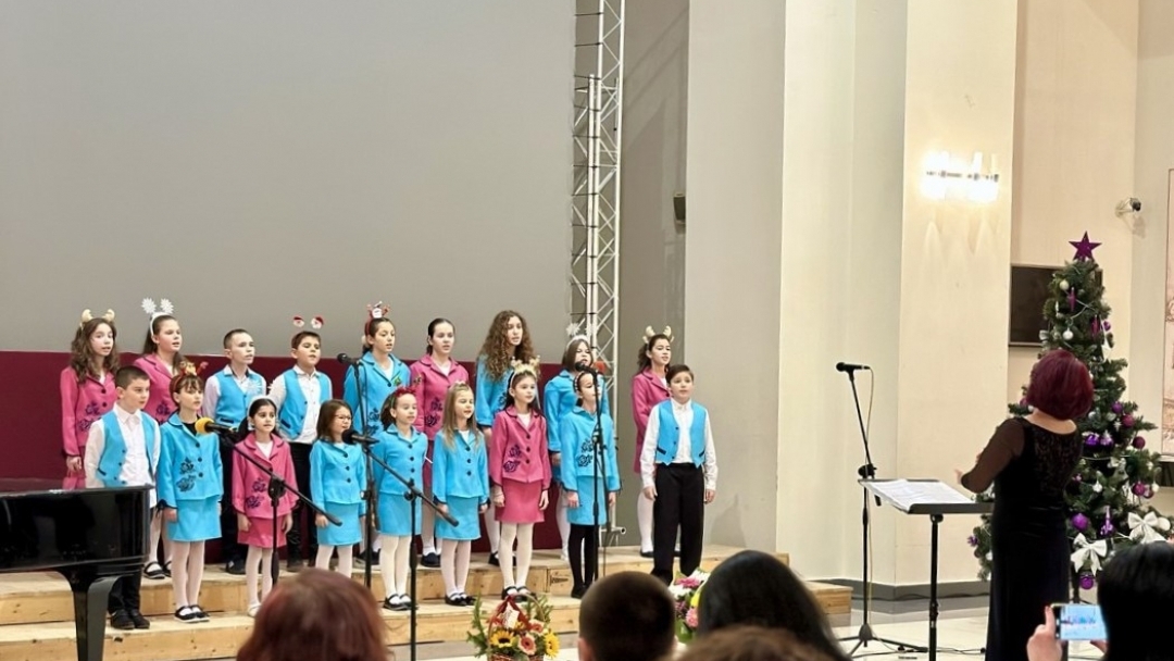 The "Danube Waves" Children's and Girls' Choir presented its traditional Christmas concert in the Dokhodno zdanie