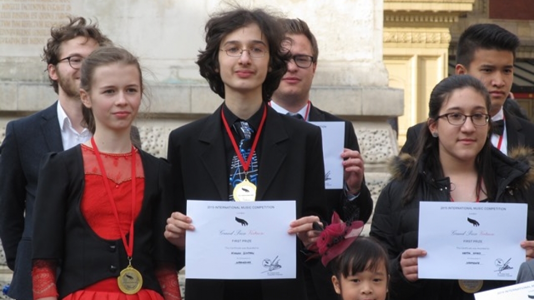 Млад русенец свири на рояла на Елтън Джон в Лондон