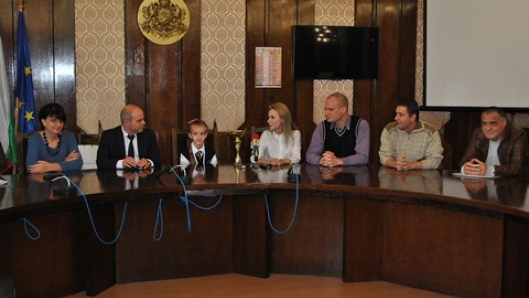 Знаме на Община Русе за 8-годишната шахматистка Диляна Иванова