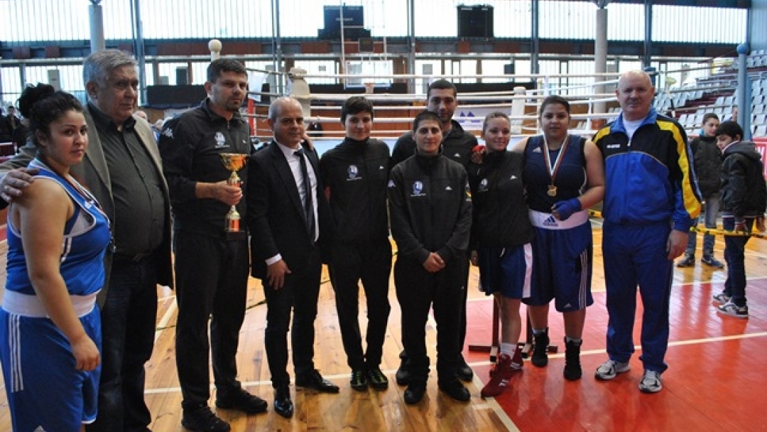 Кметът Пламен Стоилов награди най-добрите боксьорки с Купа „България“