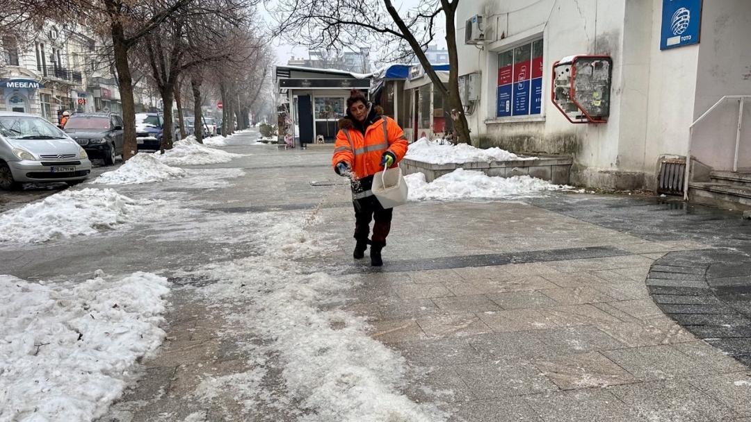 Над 150 служители са мобилизирани за обработка на тротоарите срещу заледяване