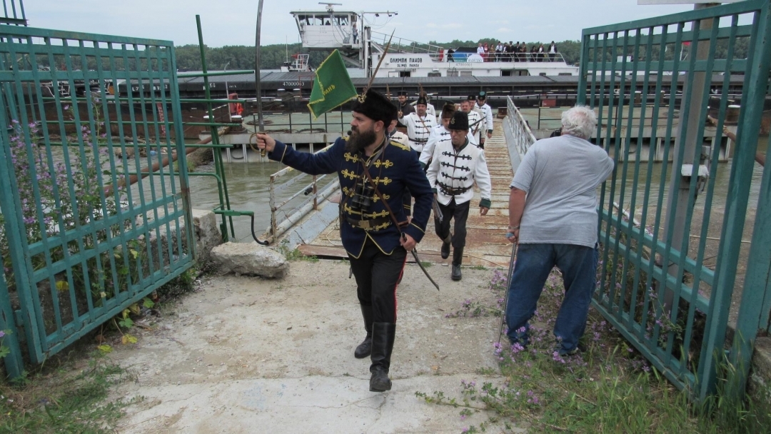 Стотици се събраха на възстановка, пресъздаваща слизането на Ботевата чета на българския бряг 
