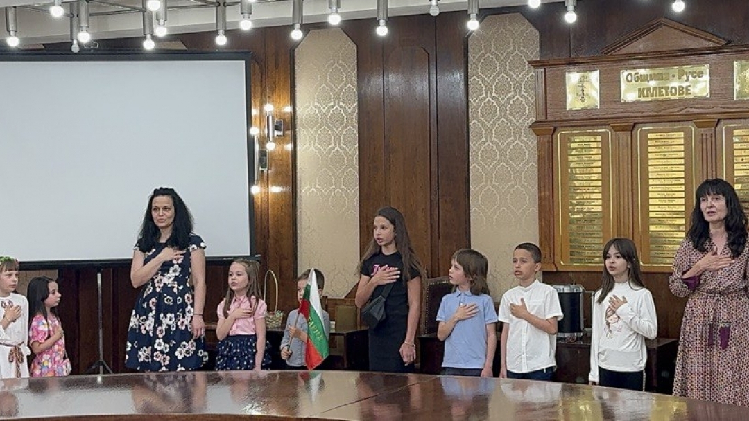 Деца подариха на кмета Пенчо Милков филм за скулптора на Паметника на свободата Арналдо Дзоки