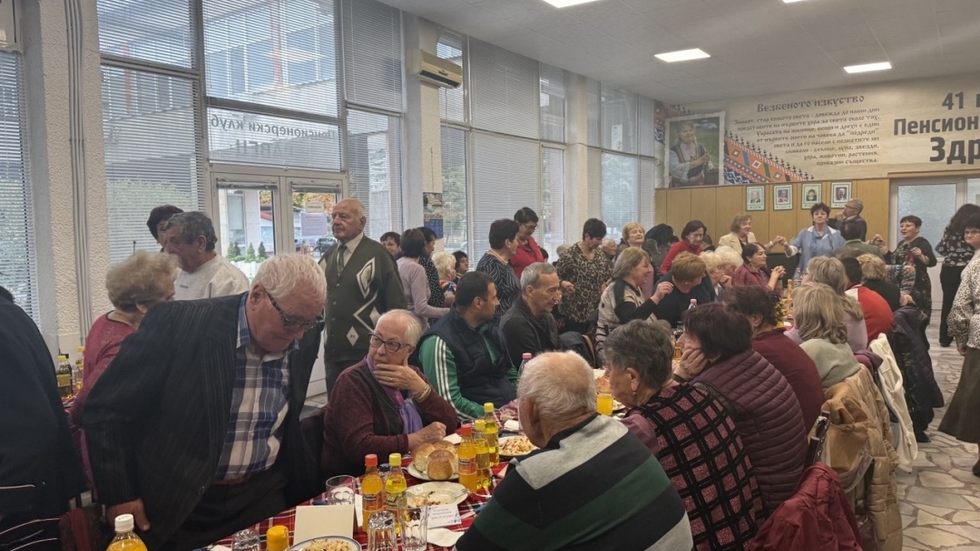 Клуб „Здравец“ в Мартен отпразнува Деня на възрастните хора с гости от Русе и Тутракан