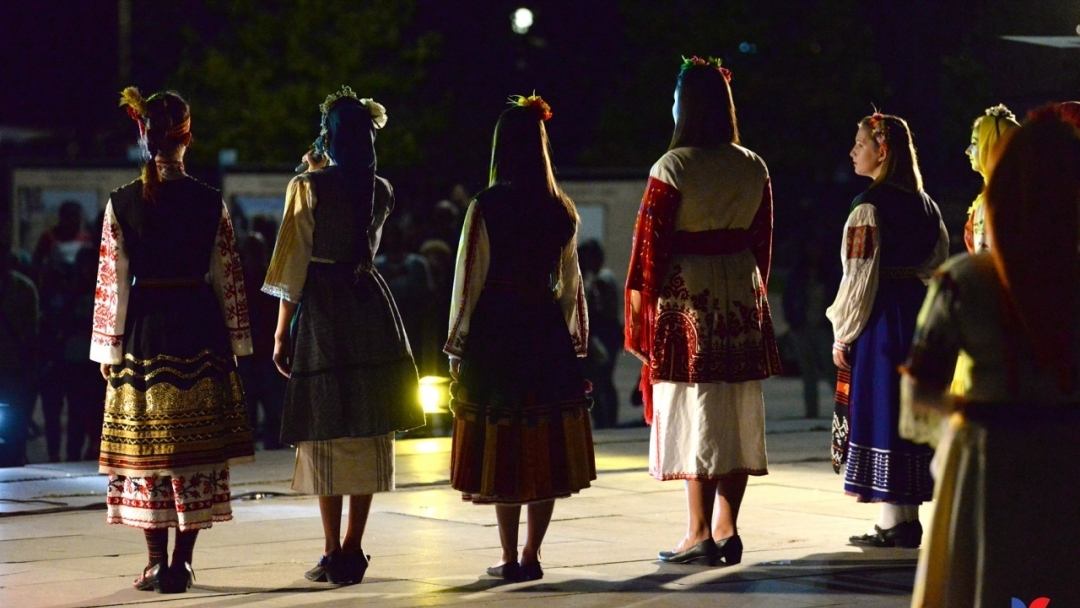 Млади артисти от Русе пресъздадоха красотата на българския фолклор с музикалния спектакъл „Седемте чудеса на България“