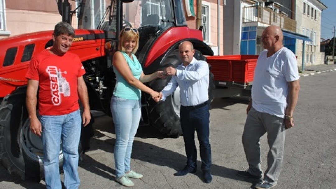 Кметът Пламен Стоилов връчи ключовете на трактор в Бъзън