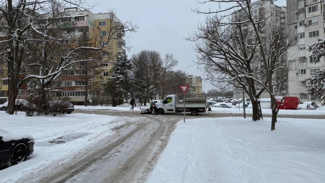 Продължава снегопочистването на Русе и малките населени места от общината